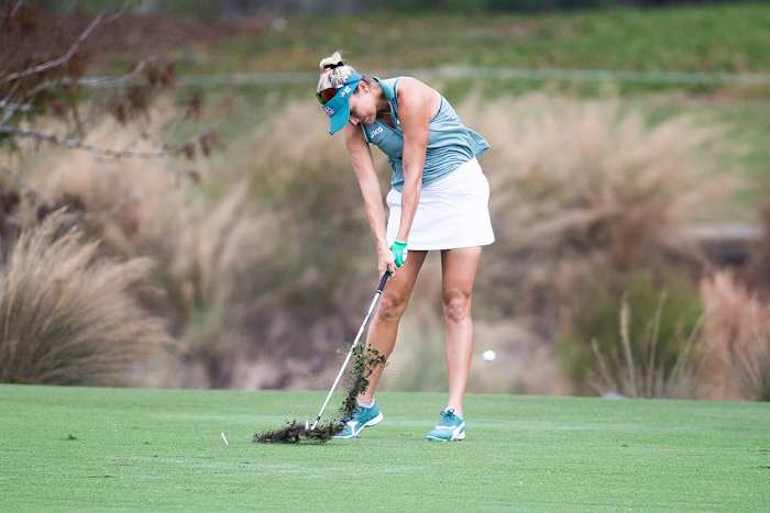 Lexi Thompson digs it out of the dirt at the 2021 QBE Shootout.